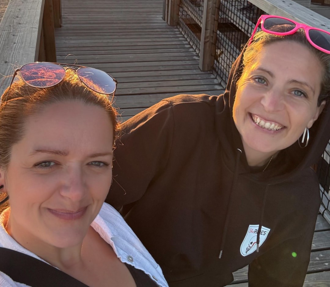 Janine und Sara gemeinsam am Meer